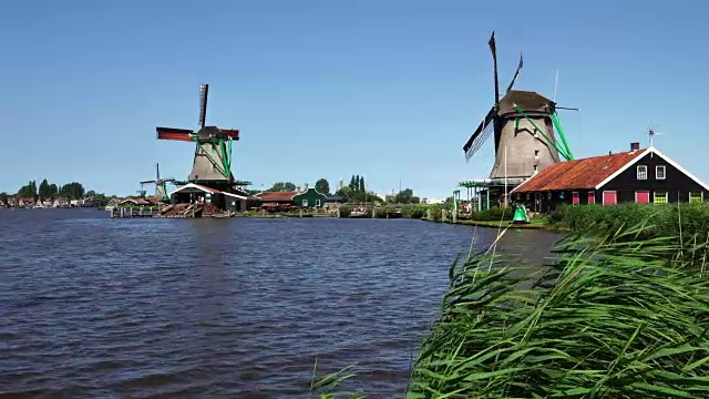 传统的风车，Zaanse Schans，位于荷兰阿姆斯特丹附近的旅游胜地Zaandam视频素材