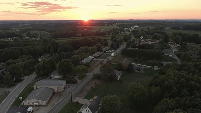 缓慢向前空中建立拍摄的宾夕法尼亚日落视频素材
