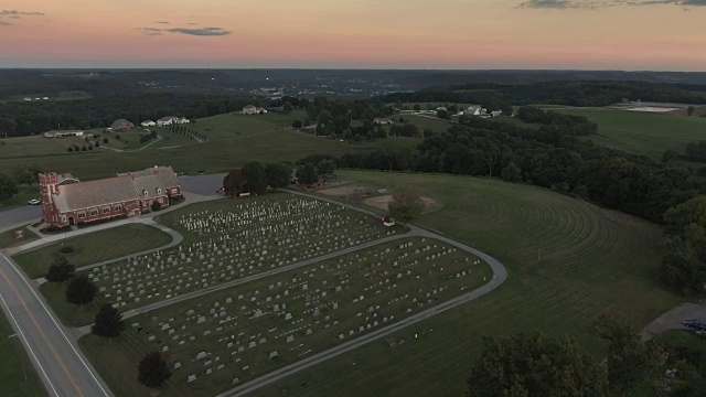 慢速前进空中拍摄的日落宾夕法尼亚教堂视频素材