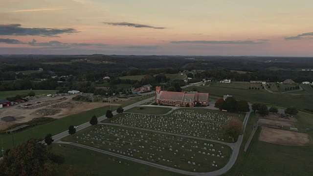 日落时分宾夕法尼亚教堂周围的缓慢空中轨道视频素材