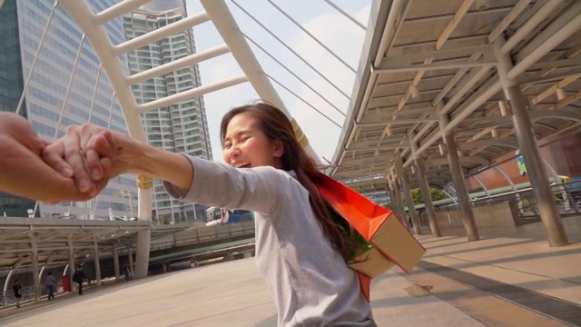 快乐的亚洲女人与购物袋视频素材