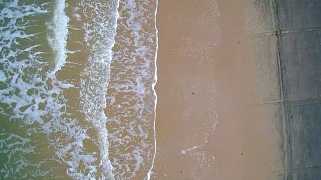 海面和海浪从高处的海滩与无人机视频下载