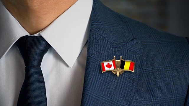 商人走向相机与朋友国家国旗别针加拿大-比利时视频下载