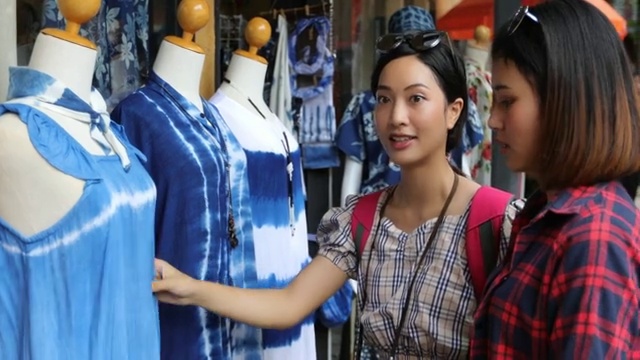 微笑的年轻女子亚洲购物和买衣服视频素材