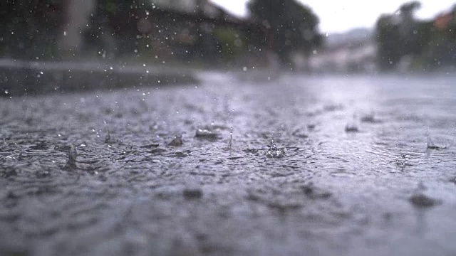 (慢镜头特写)暴雨导致道路积水。令人沮丧的秋天雨天视频素材