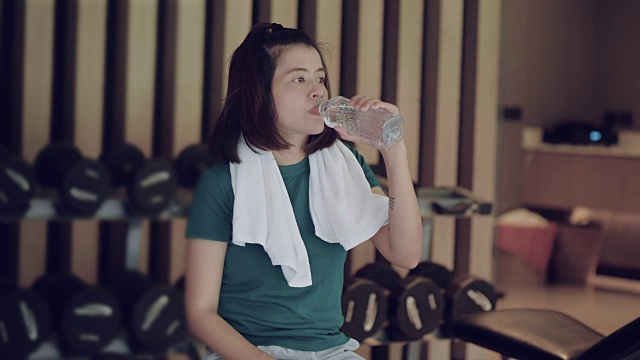 在体育馆锻炼的亚洲妇女视频素材