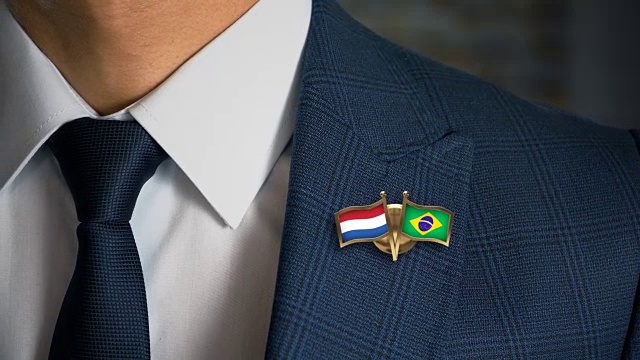 商人走向相机与朋友国家国旗别针荷兰-巴西视频下载