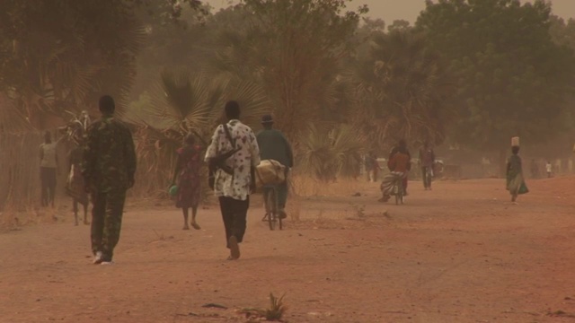 南苏丹红色尘土飞扬的街道视频下载
