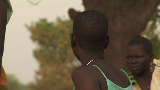 妇女在南苏丹取水视频下载