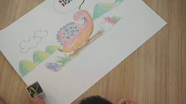 男孩正在用蜡笔画恐龙视频素材