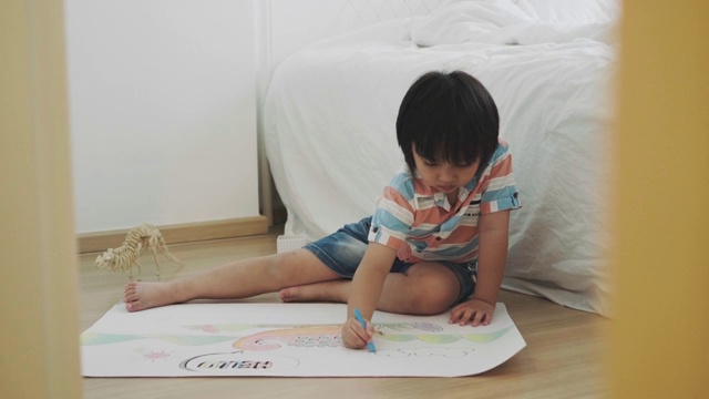 男孩正在用蜡笔画恐龙视频素材
