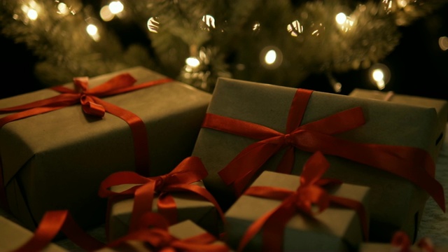 圣诞礼物和圣诞散景灯视频素材