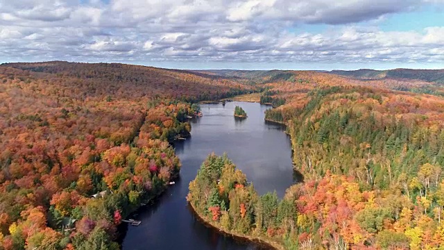 秋天的颜色在阿尔冈昆公园和渥太华河在惠特尼，安大略省，加拿大在白天视频下载
