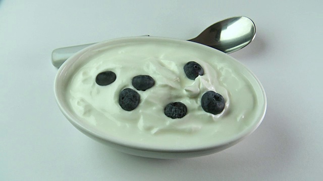 蓝莓掉在酸奶早餐上视频下载