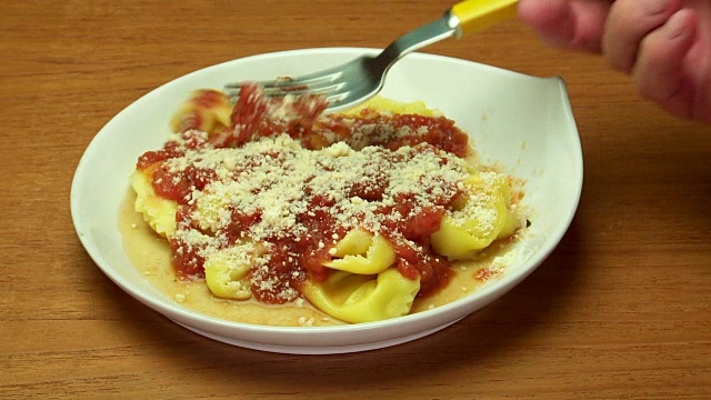 用叉子吃饺子和番茄调味汁视频素材