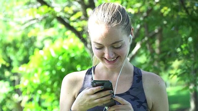 女人用手机锻炼身体视频素材