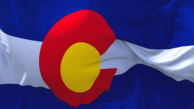 科罗拉多州国旗迎风飘扬的慢动作动画。4K逼真的织物纹理旗帜平稳吹在一个刮风的日子连续无缝循环背景。视频下载