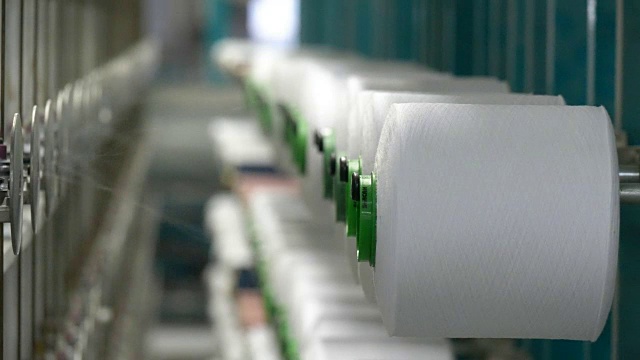 纺织厂工业整经机的白色纱线轴视频素材