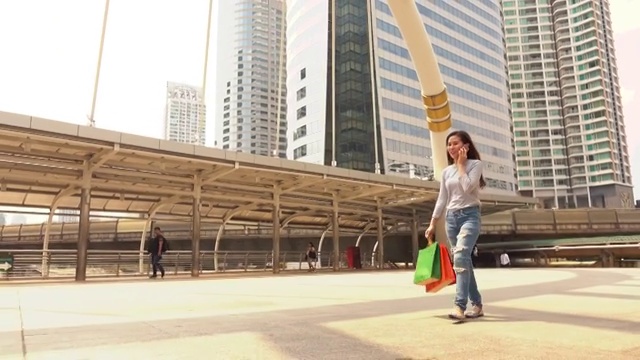 快乐的亚洲女人与购物袋视频素材