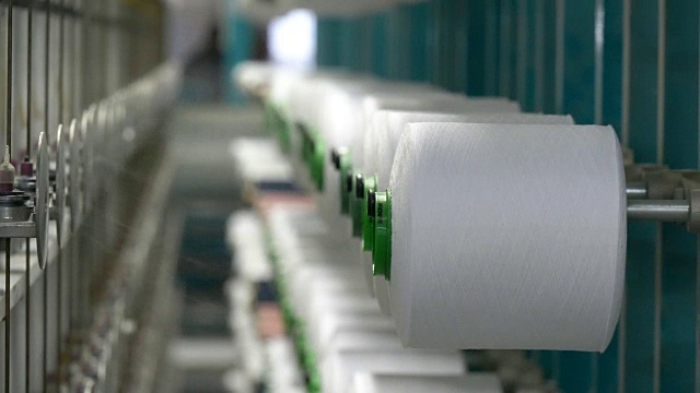 纺织厂工业整经机的白色纱线轴视频下载