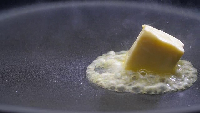 煎锅上的黄油。视频下载