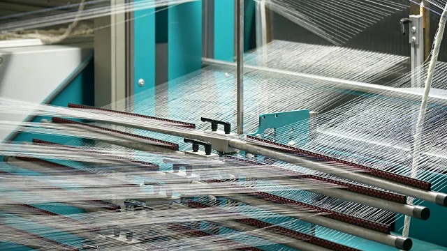 纺织厂工业整经机的白色纱线轴视频素材