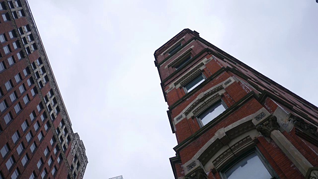 低角度建立拍摄的一个棕色砖曼哈顿风格的建筑市中心视频素材
