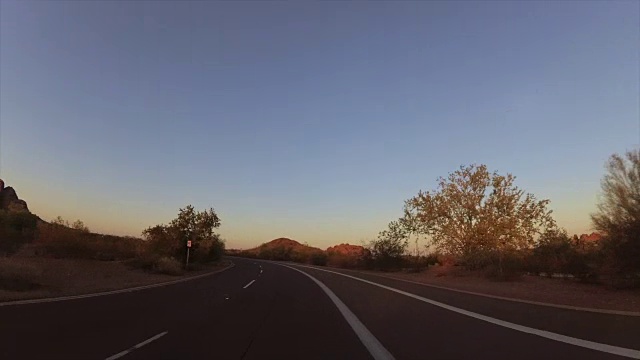 开车穿过亚利桑那州帕帕戈公园，前往菲尼克斯。视频素材