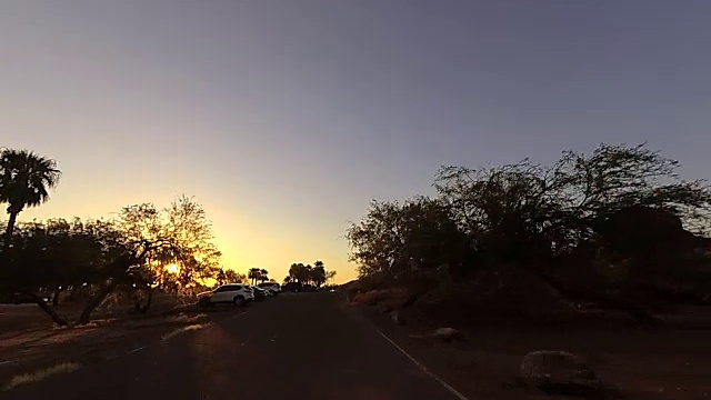 开车穿过亚利桑那州帕帕戈公园，前往菲尼克斯。视频素材