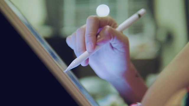 年轻的亚洲女性专业设计师在创意办公室使用图形平板电脑视频下载