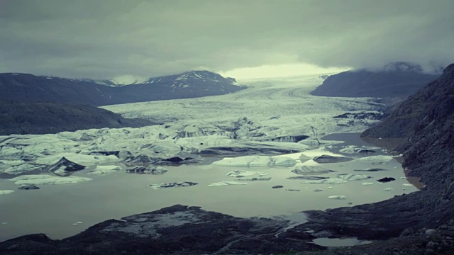 多民族夫妇享受惊人的景色。冰川湖视频素材
