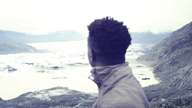 非洲民族游客享受着美妙的景色。冰川湖视频素材