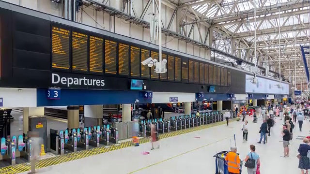 英国伦敦滑铁卢火车站售票大厅内的人群视频下载