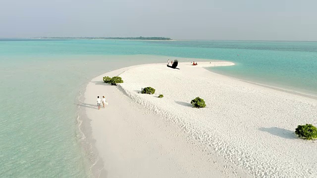 一对夫妇在马尔代夫阳光明媚的热带海滩上散步视频素材