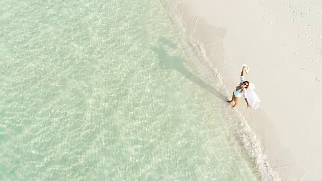 无忧无虑的女人站在阳光明媚的热带海滩上，马尔代夫视频素材