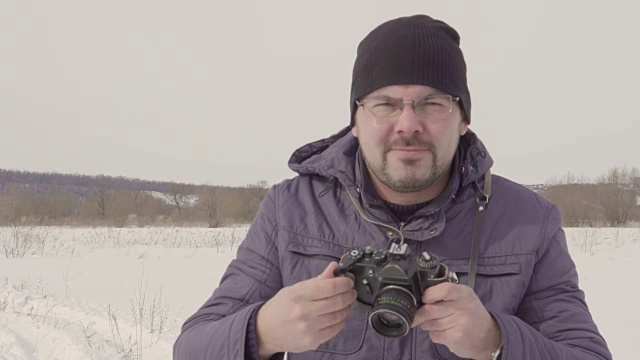 摄影师在冬天的照片视频下载