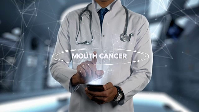 口腔癌-男性医生用手机打开和触摸全息疾病字视频下载
