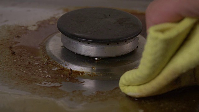 男性清洁厨房滚刀的特写镜头视频下载