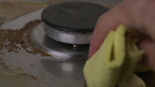 家庭丈夫打扫家庭厨房的煤气灶视频素材