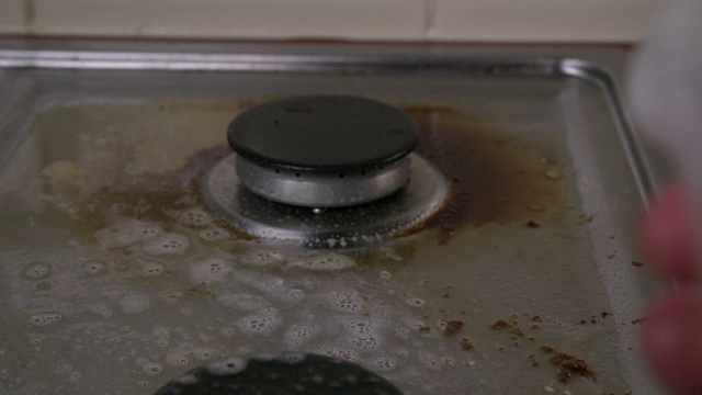 在厨房煤气炉上喷洒清洗液视频素材