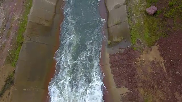 鸟瞰图的水从开放的大坝在运河视频素材