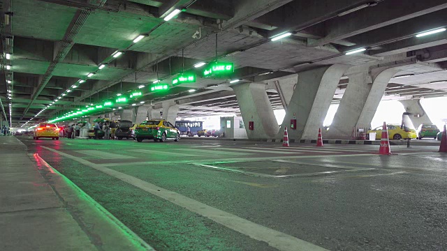 长时间曝光;素万那普机场前的交通状况视频素材