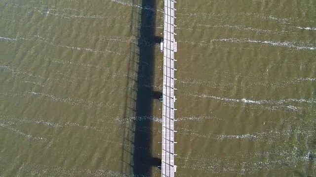 无人机飞上老木湖桥，架空视频素材
