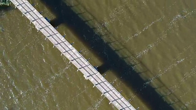 无人机在老木桥上旋转，架空视频素材