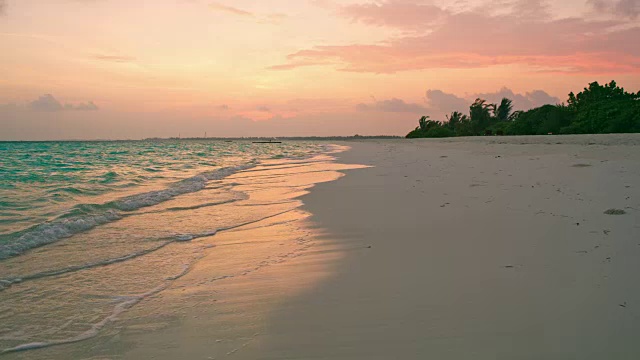 宁静的，田诗式的轻拍海洋在宁静的热带海滩上的日落，马尔代夫视频下载