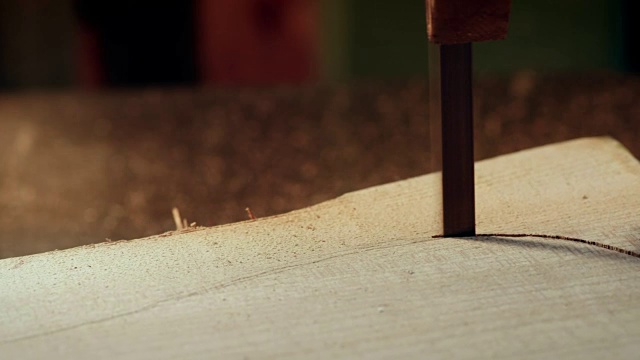 带锯是用来给一块木头塑形的，用来做椅子的坐垫。视频下载