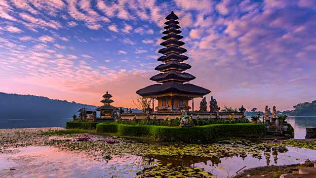 4K延时电影日出场景Pura Ulun Danu Bratan寺庙，巴厘岛，印度尼西亚视频下载