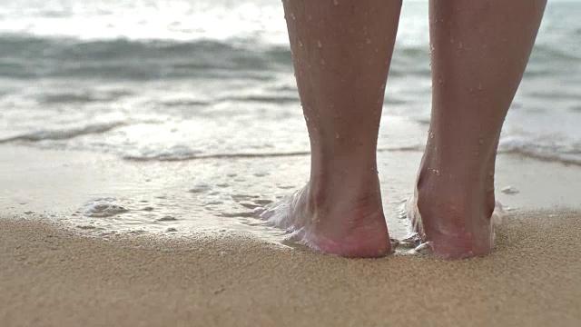 游客站在海滩上的脚视频素材