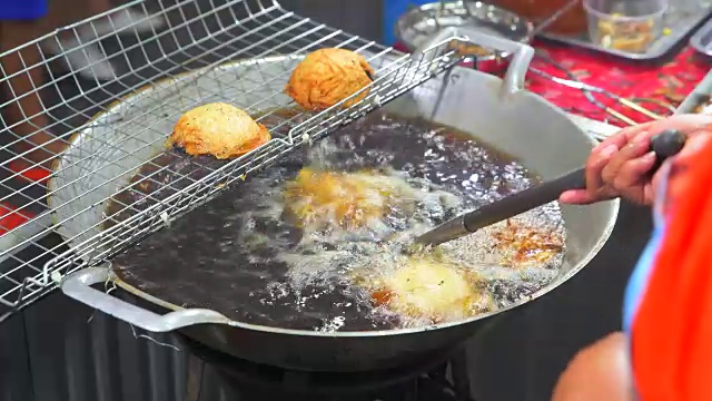 4K特写镜头煎肉丸在中国步行街，街头食品，曼谷，泰国视频下载