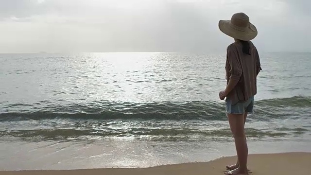 站在沙滩上的女人视频素材
